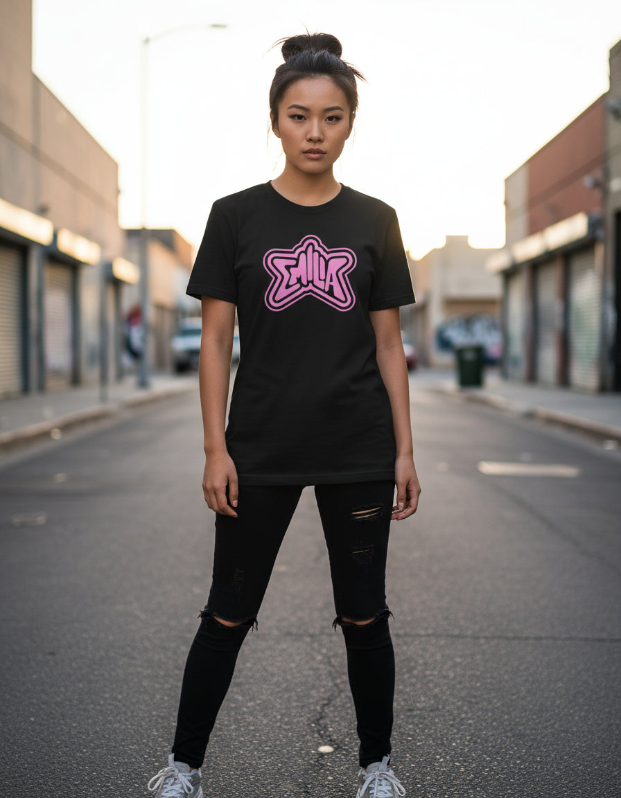 Emilia Mernes Playera Pop Regueton Balada